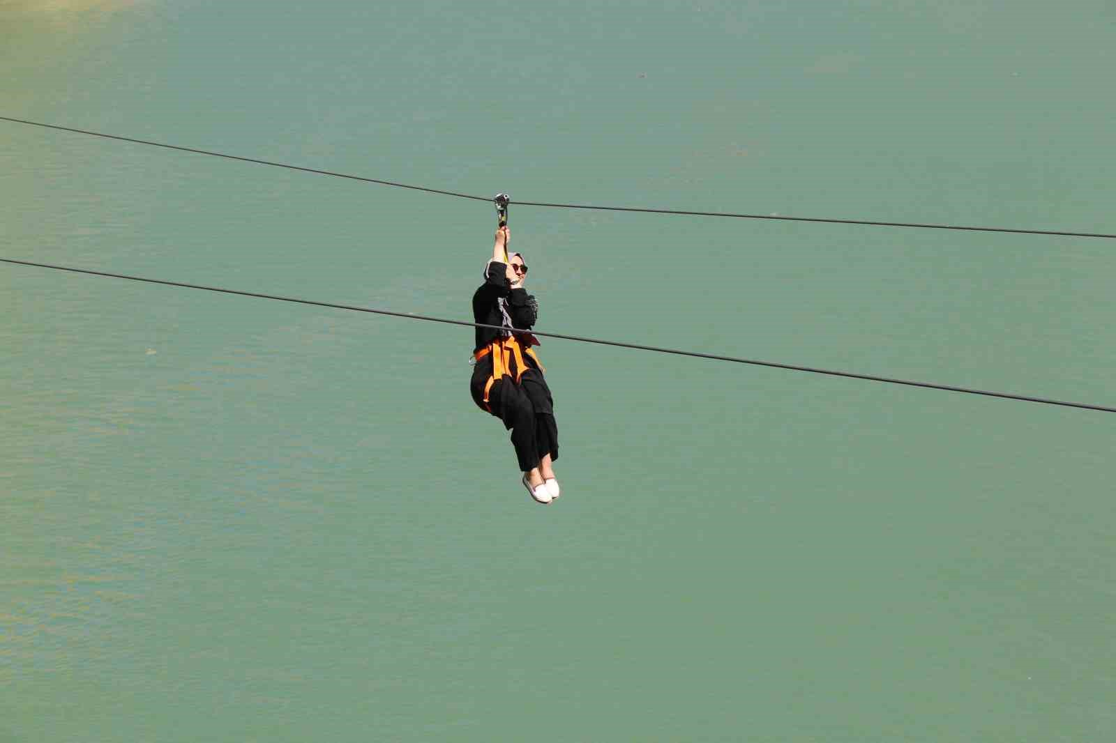 Fırat Nehri’nin muhteşem manzarası eşliğinde yapılan zipline ve tekne turu turistlerin vazgeçilmezi
