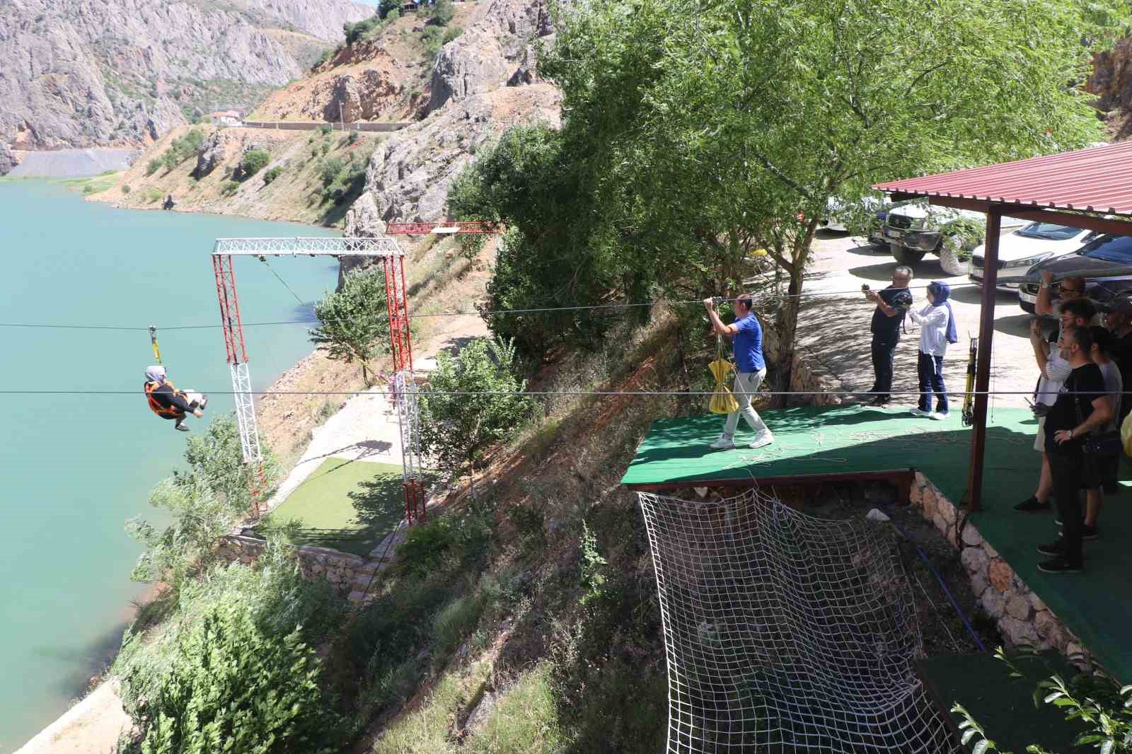 Fırat Nehri’nin muhteşem manzarası eşliğinde yapılan zipline ve tekne turu turistlerin vazgeçilmezi
