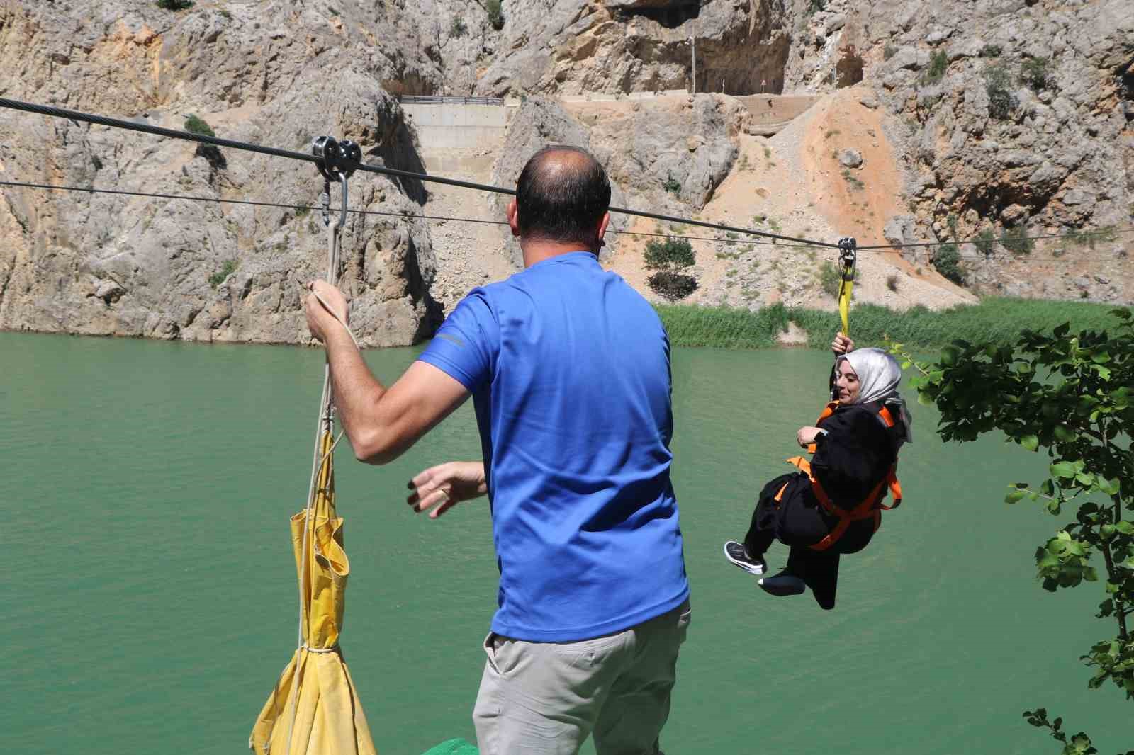 Fırat Nehri’nin muhteşem manzarası eşliğinde yapılan zipline ve tekne turu turistlerin vazgeçilmezi
