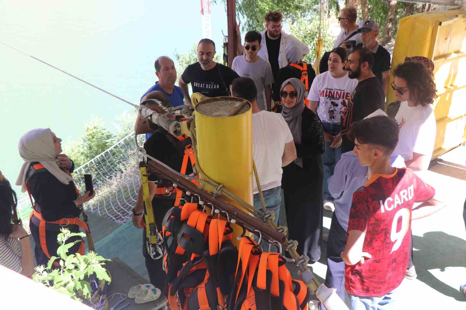 Fırat Nehri’nin muhteşem manzarası eşliğinde yapılan zipline ve tekne turu turistlerin vazgeçilmezi
