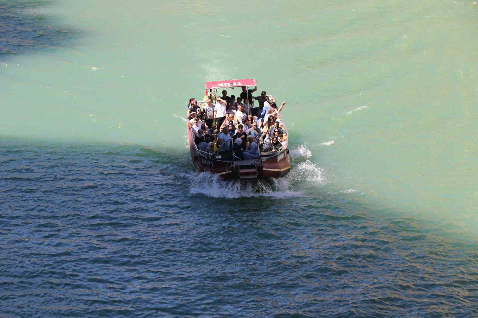 Fırat Nehri’nin muhteşem manzarası eşliğinde yapılan zipline ve tekne turu turistlerin vazgeçilmezi
