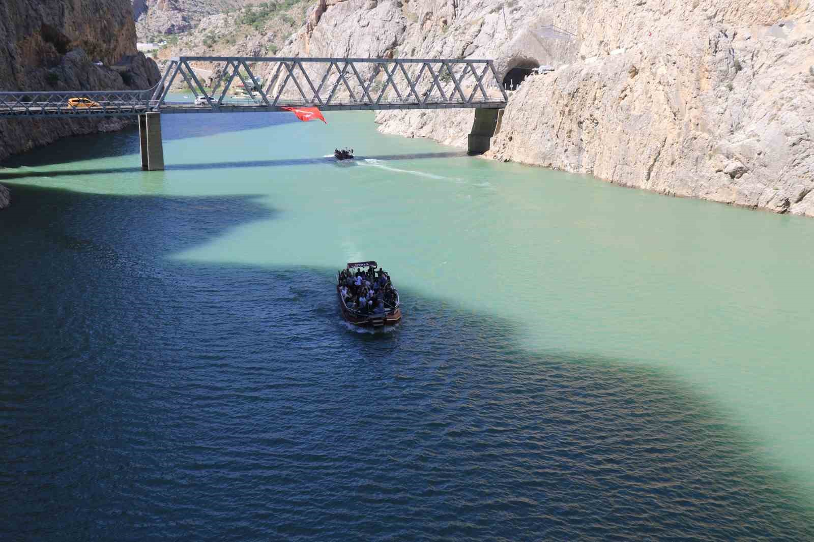 Fırat Nehri’nin muhteşem manzarası eşliğinde yapılan zipline ve tekne turu turistlerin vazgeçilmezi
