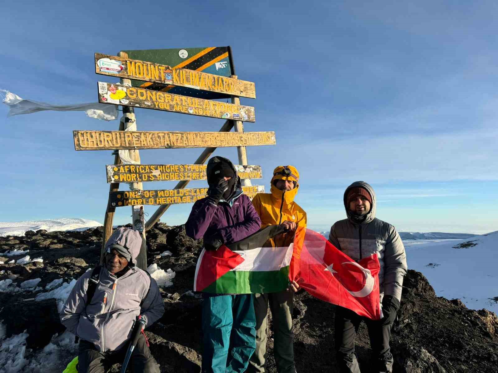 Filistin’e destek için Afrika’nın en yüksek dağına çıktılar
