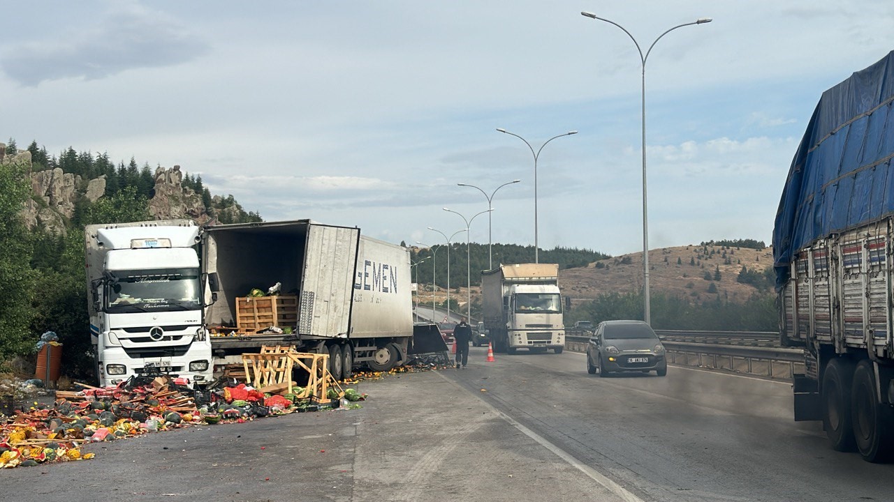 Otobüsünün tırla çarpıştığı kazada 14 kişi yaralandı
