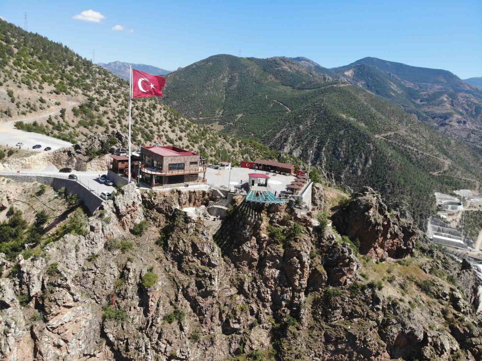 Torul Cam Seyir Terası manzarası ve nefes kesen 240 metrelik yüksekliğiyle ziyaretçilerini bekliyor
