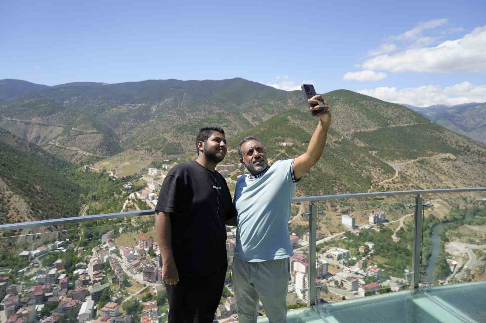 Torul Cam Seyir Terası manzarası ve nefes kesen 240 metrelik yüksekliğiyle ziyaretçilerini bekliyor
