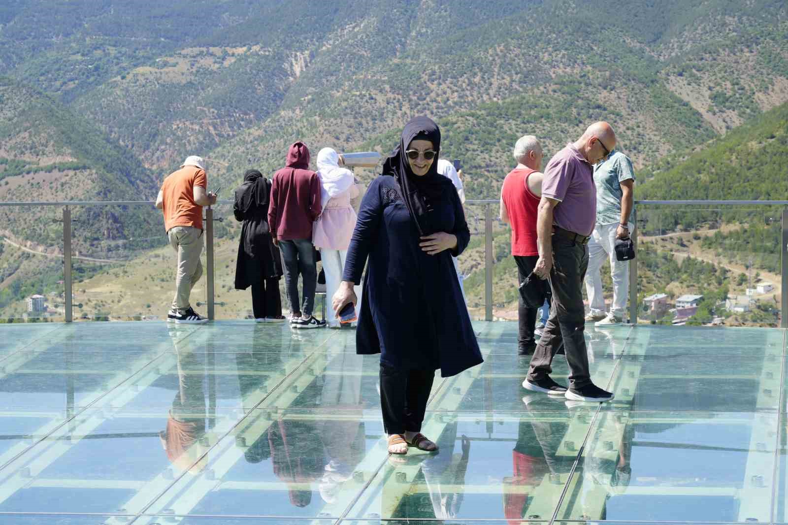 Torul Cam Seyir Terası manzarası ve nefes kesen 240 metrelik yüksekliğiyle ziyaretçilerini bekliyor
