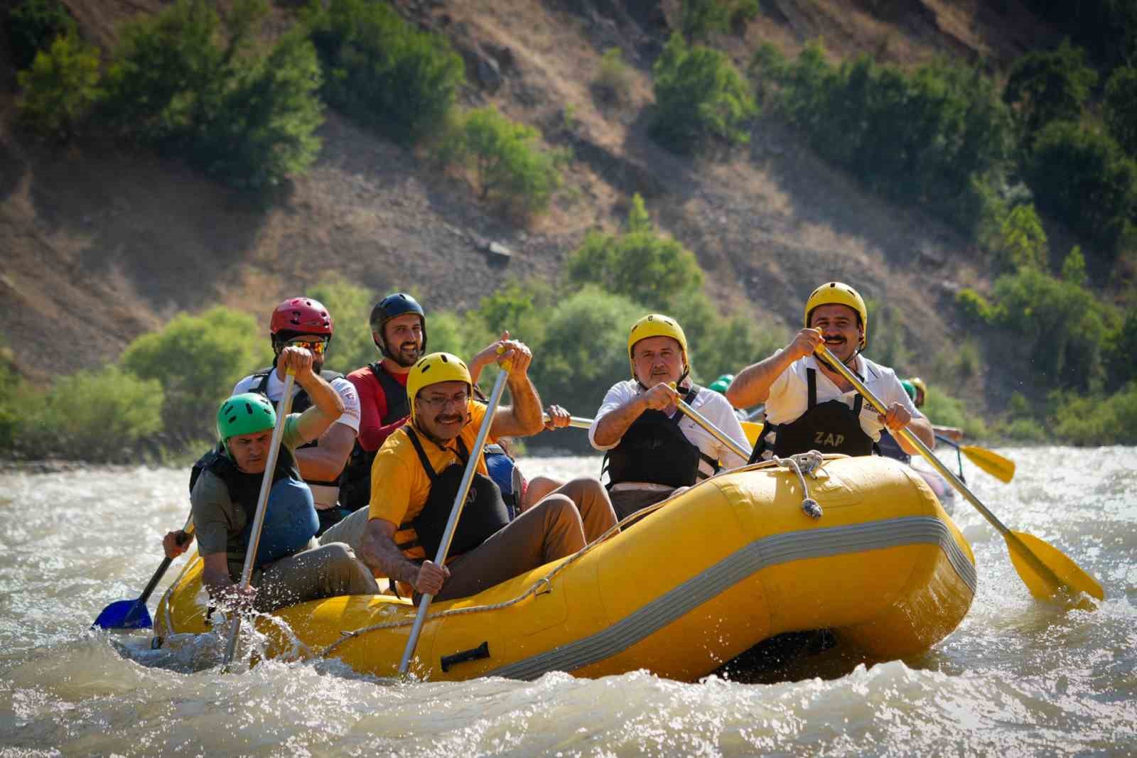 Vali Ali Çelik, Zap Suyu’nda gençlerle rafting yaptı
