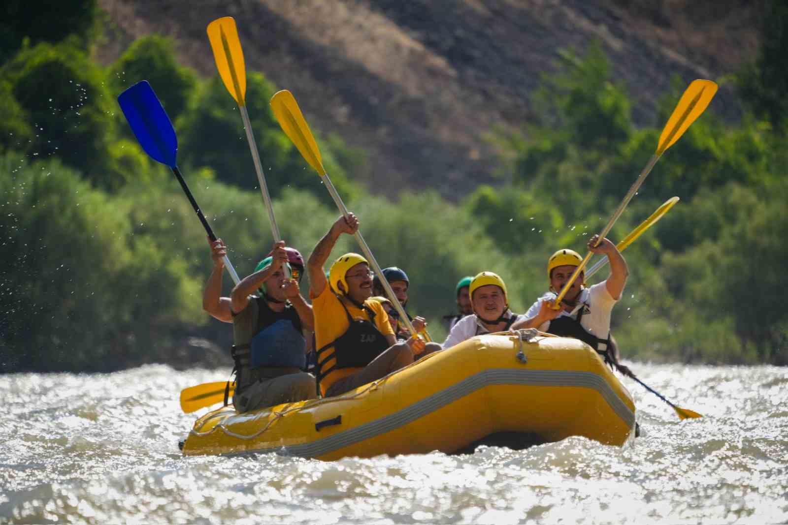 Vali Ali Çelik, Zap Suyu’nda gençlerle rafting yaptı
