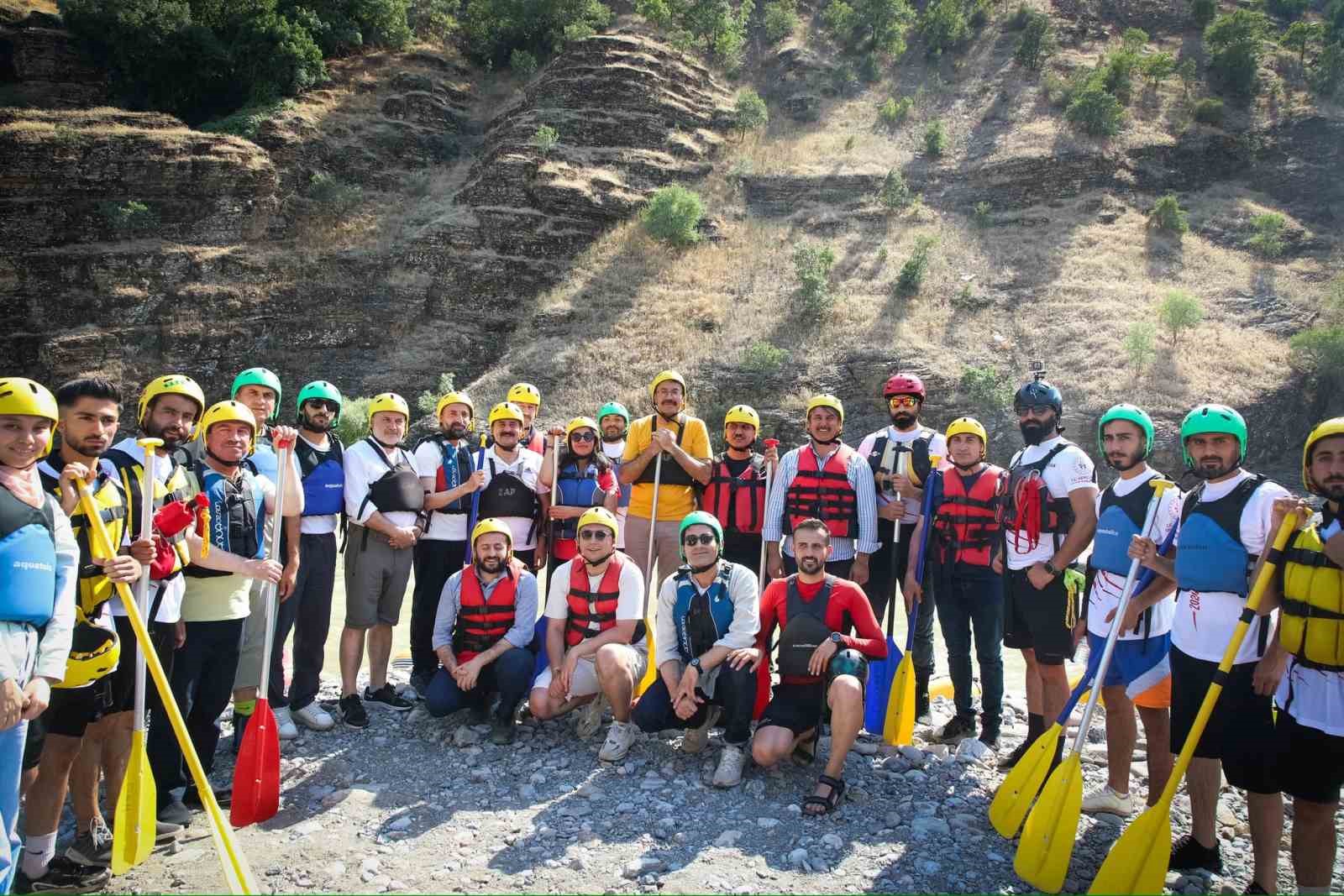 Vali Ali Çelik, Zap Suyu’nda gençlerle rafting yaptı
