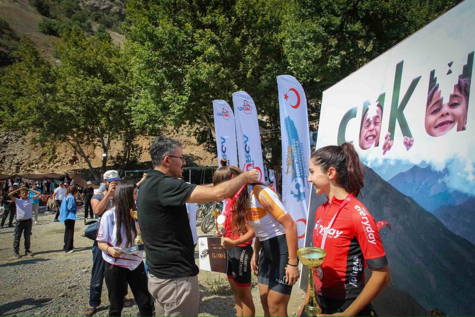 Vali Ali Çelik, Zap Suyu’nda gençlerle rafting yaptı
