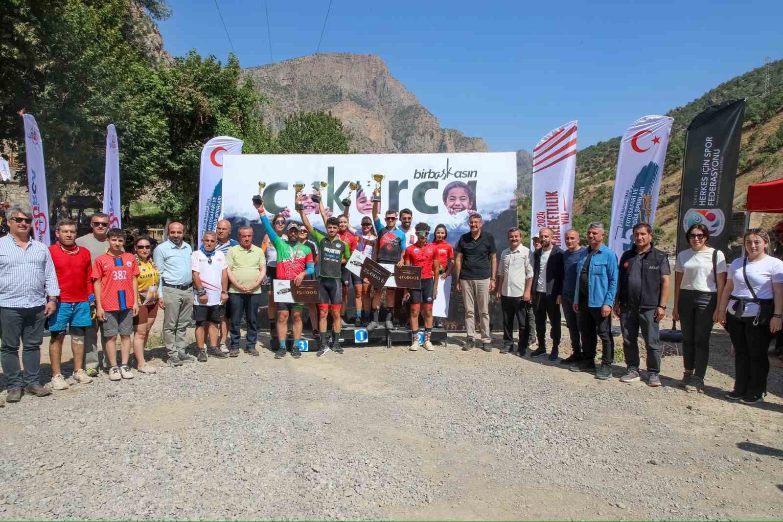 Vali Ali Çelik, Zap Suyu’nda gençlerle rafting yaptı
