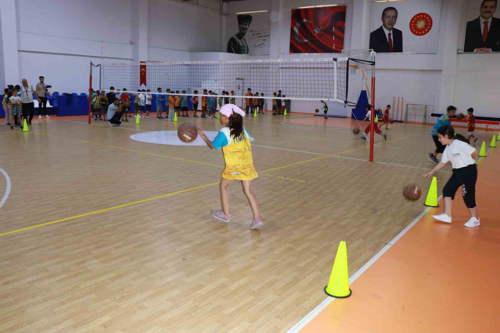 Haliliye’de çocuklar yaz tatilinde basketbol öğreniyor
