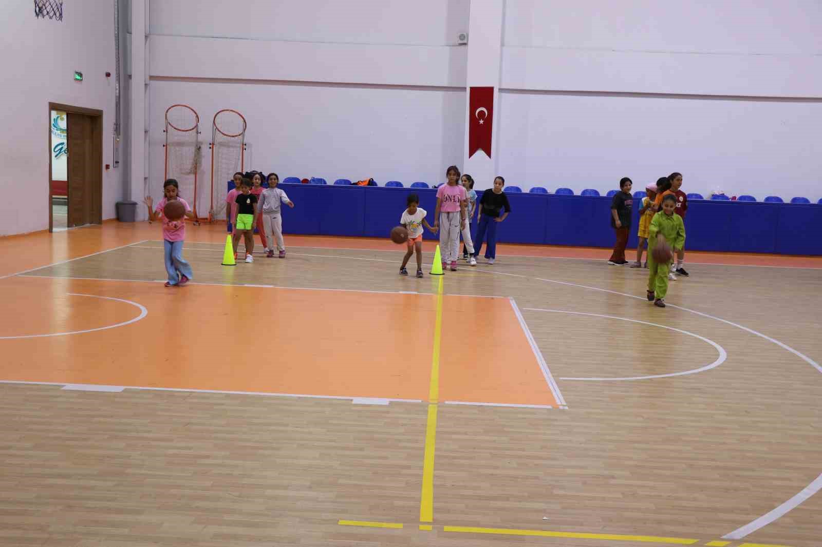 Haliliye’de çocuklar yaz tatilinde basketbol öğreniyor
