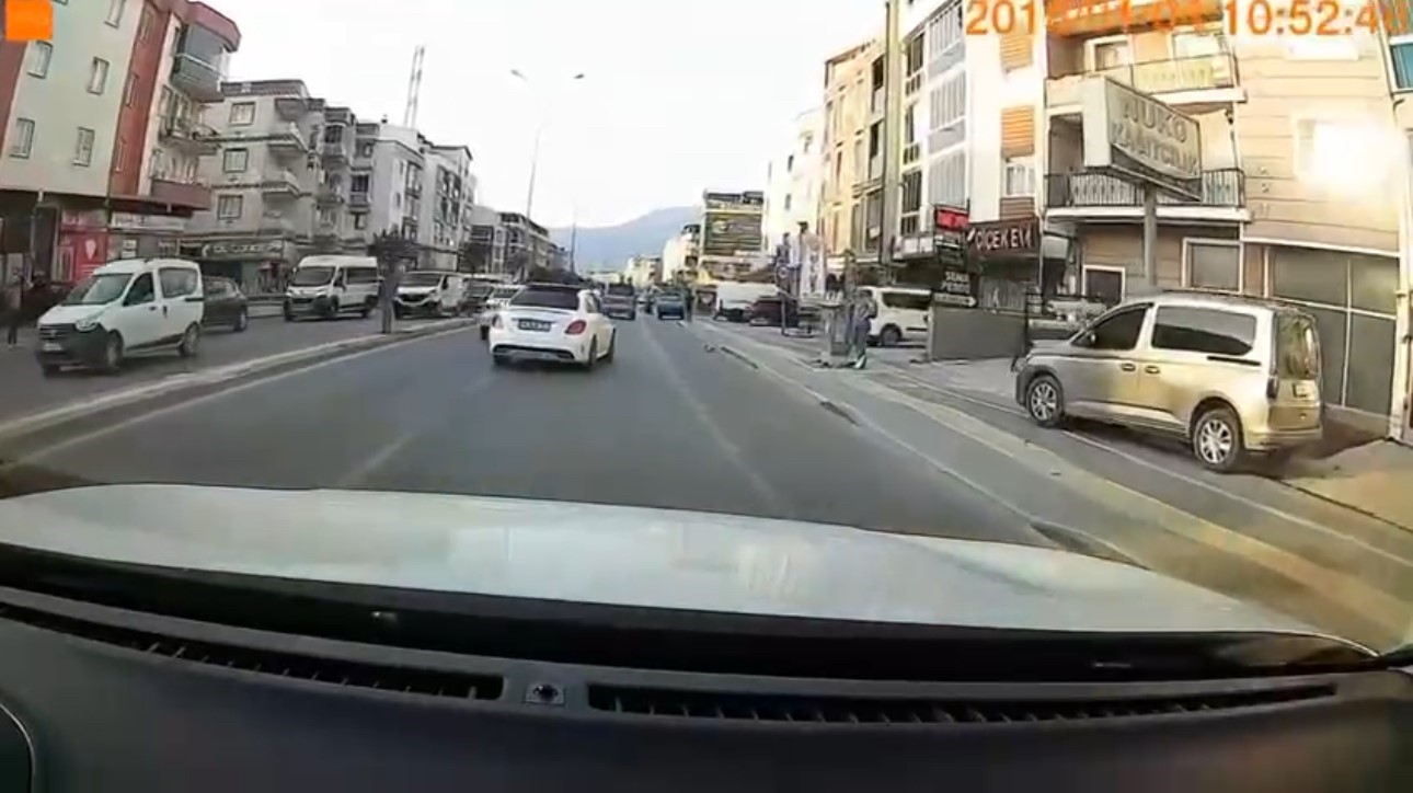 Bursa’da makas atan otomobil, bebek ile anneyi altına alıyordu
