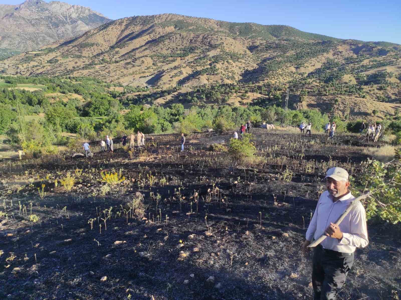 Köylerinde çıkan yangını söndürmek için insan zinciri oluşturdular
