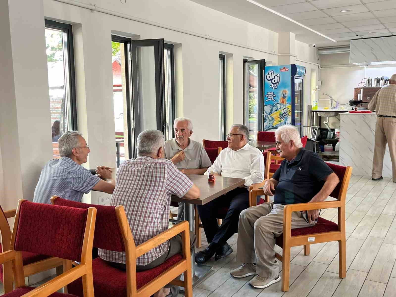 Başkan Büyükkılıç, Emekliler Kafeteryası’nda vatandaşlarla bir araya geldi
