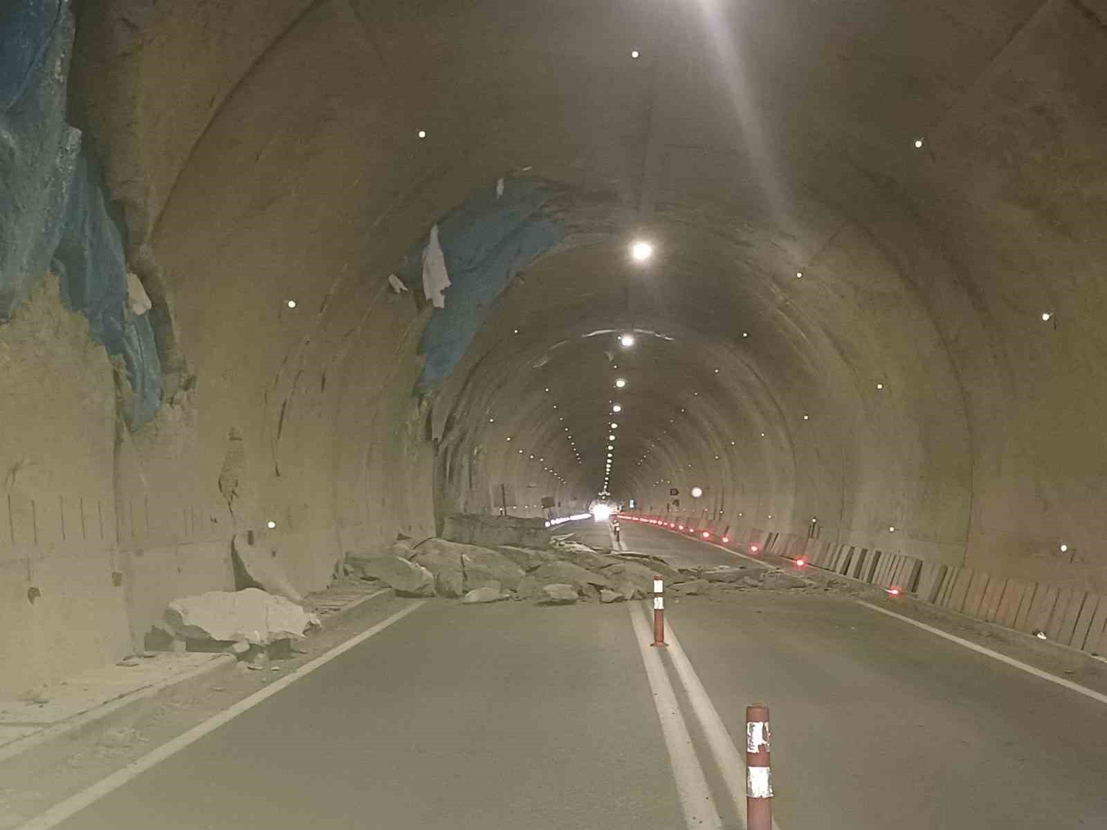 Yusufeli Barajı sonrası yapılan T14 Tüneli’nde çatlaklar yerini çökmelere bıraktı
