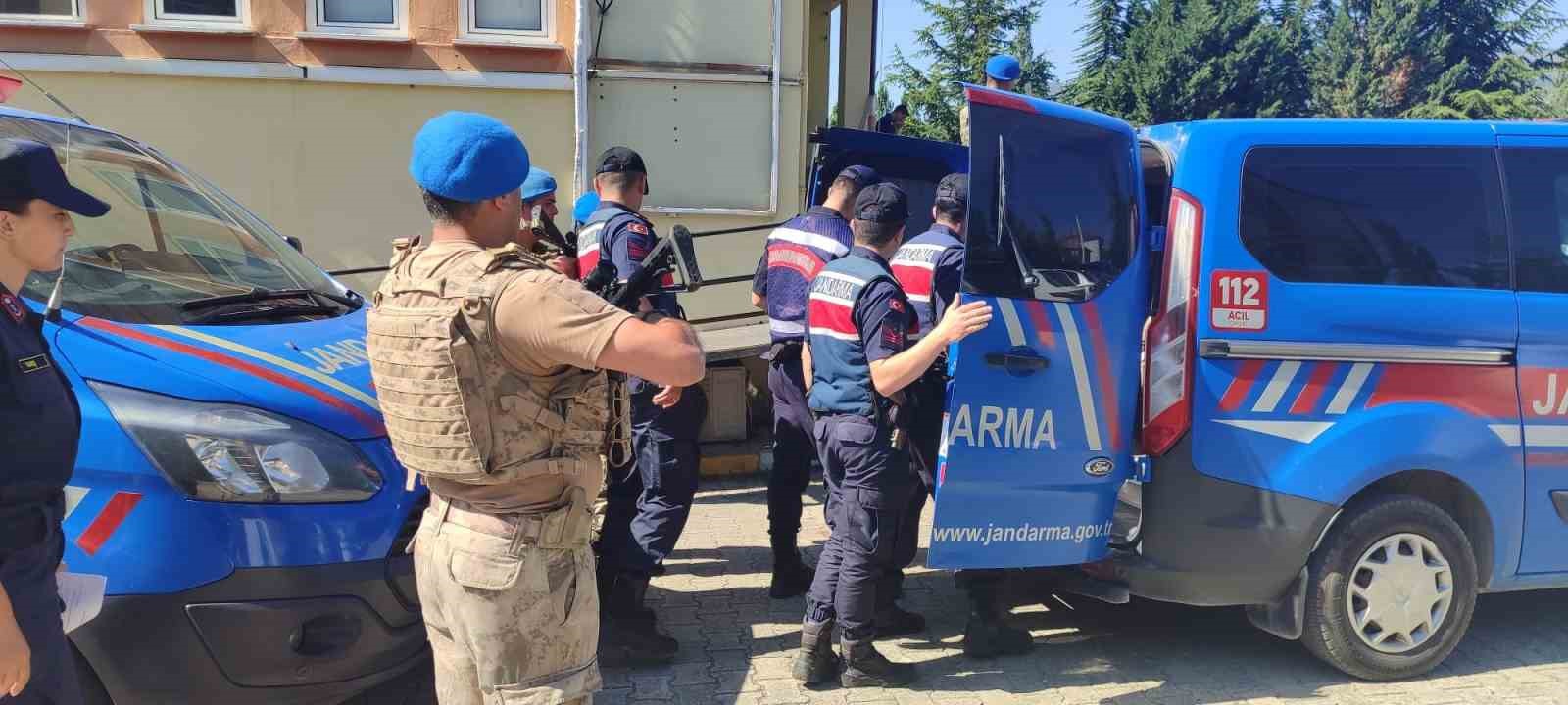 Sakarya’da 13 göçmen kaçakçısı organizatörü tutuklandı
