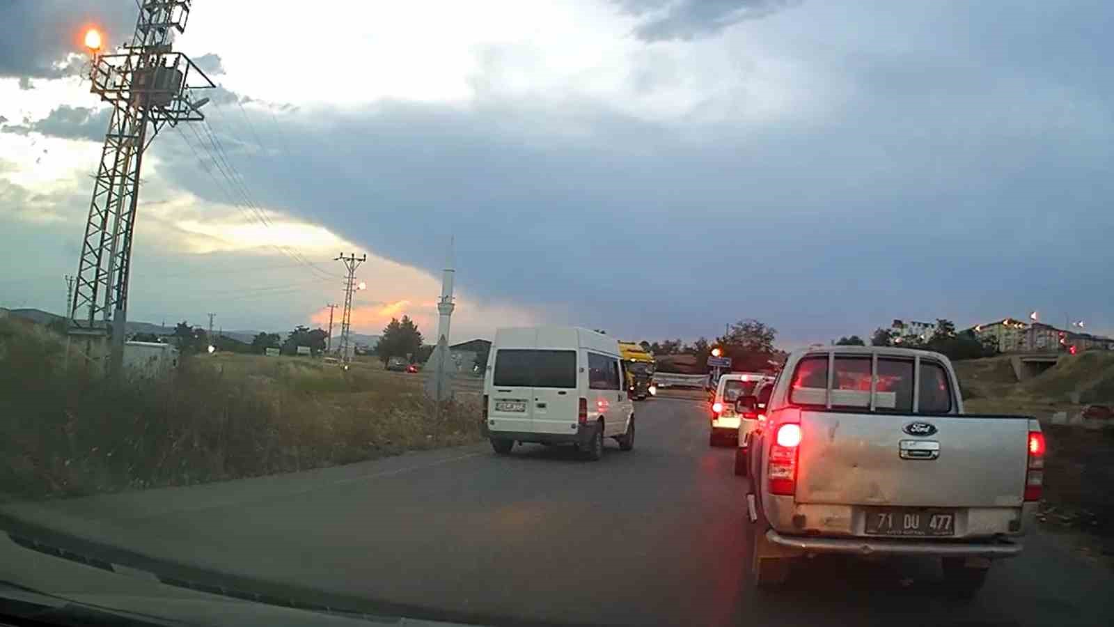 Sabırsız sürücü minibüsü ile ters yöne girdi, trafiği tehlikeye attı
