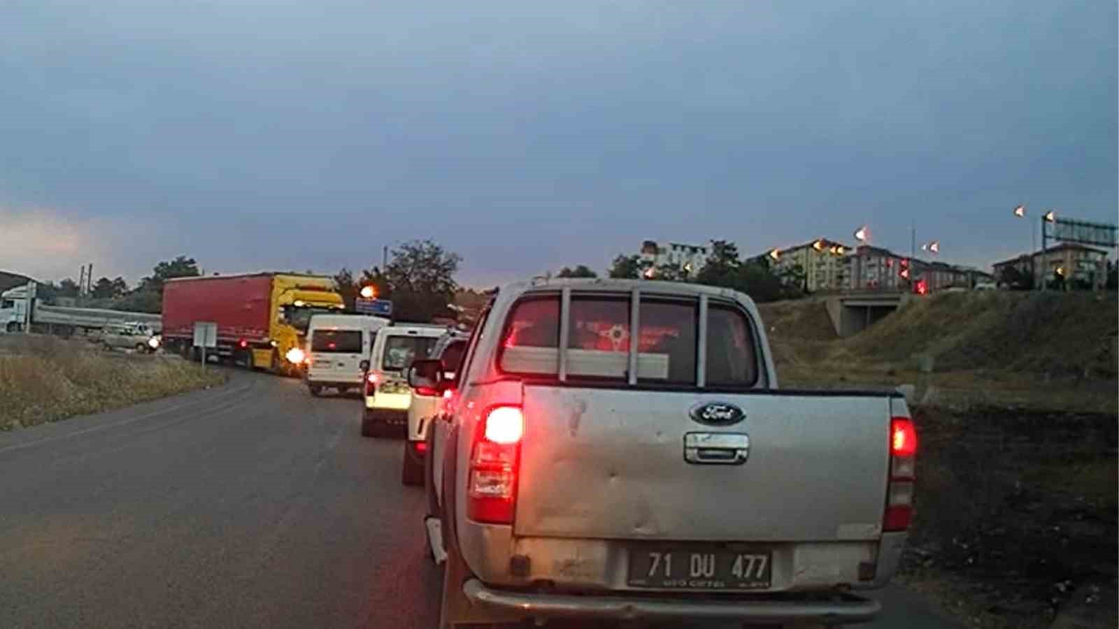 Sabırsız sürücü minibüsü ile ters yöne girdi, trafiği tehlikeye attı
