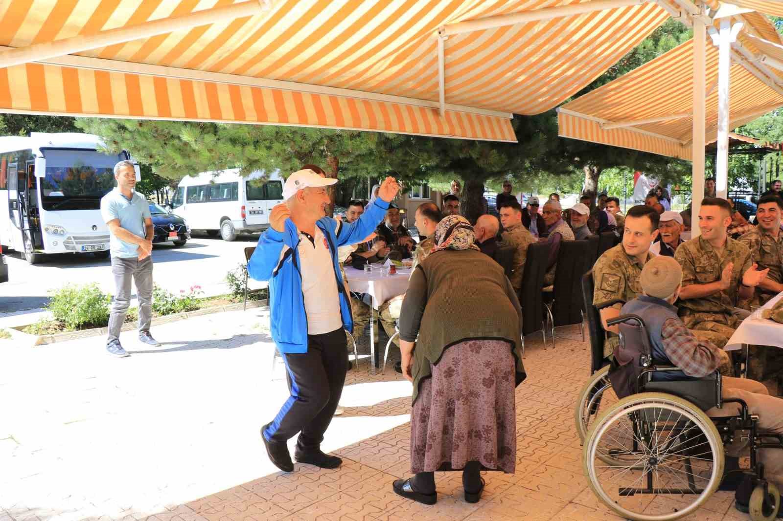 Askeri bando takımı, huzurevi sakinleri için çaldı
