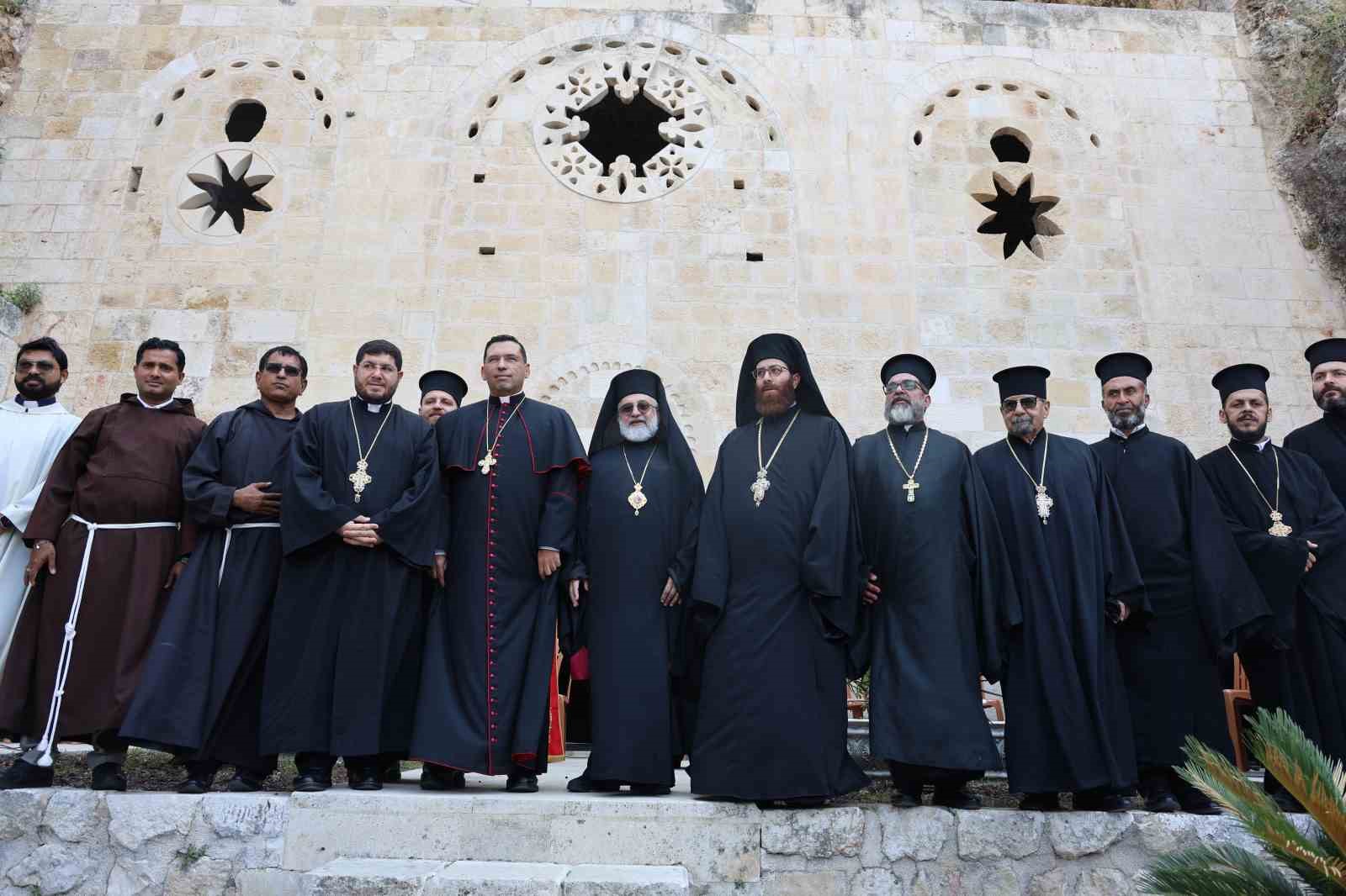 Mağara içindeki St. Pierre Kilisesi’nde bayram ayini
