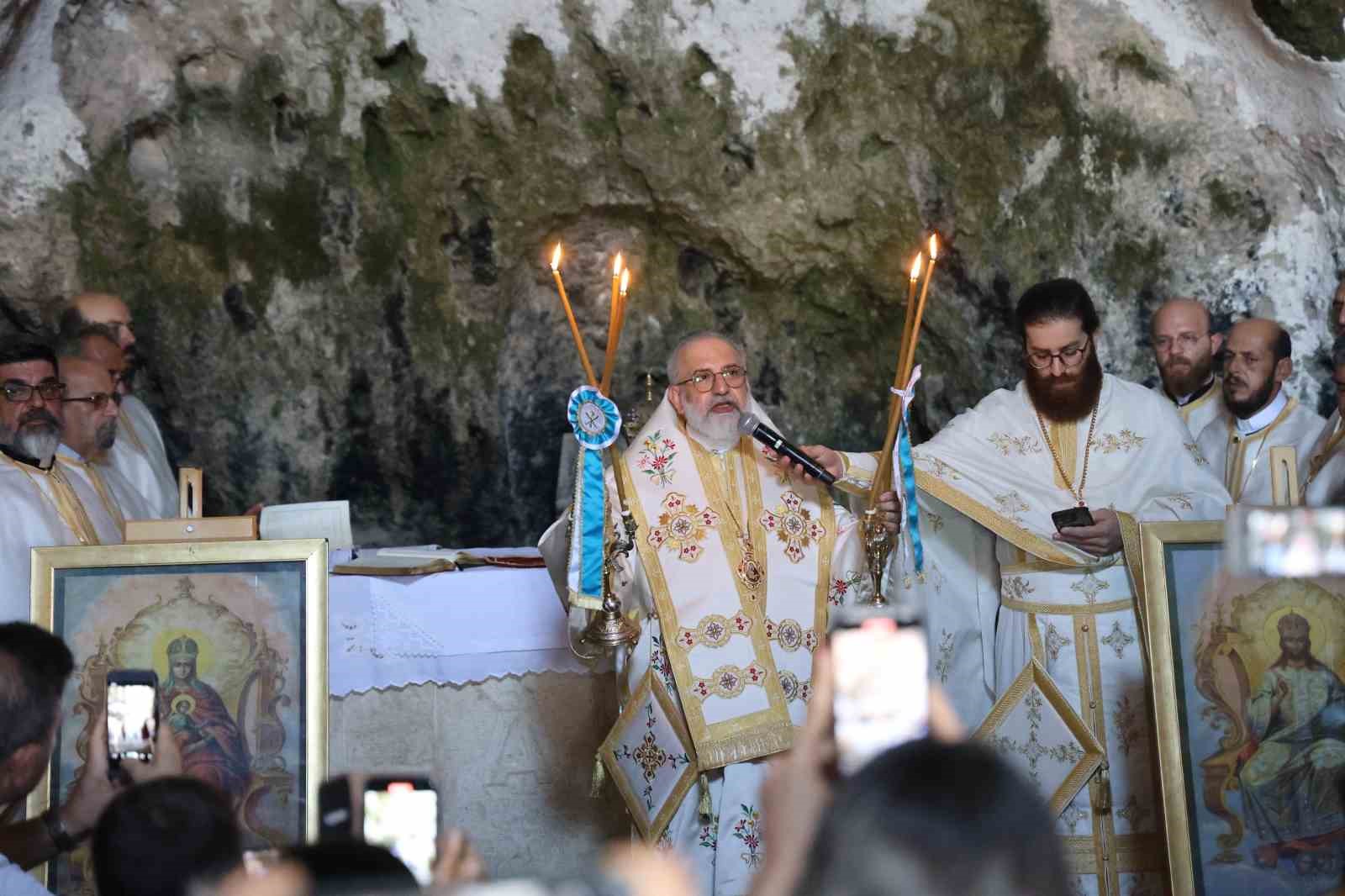 Mağara içindeki St. Pierre Kilisesi’nde bayram ayini
