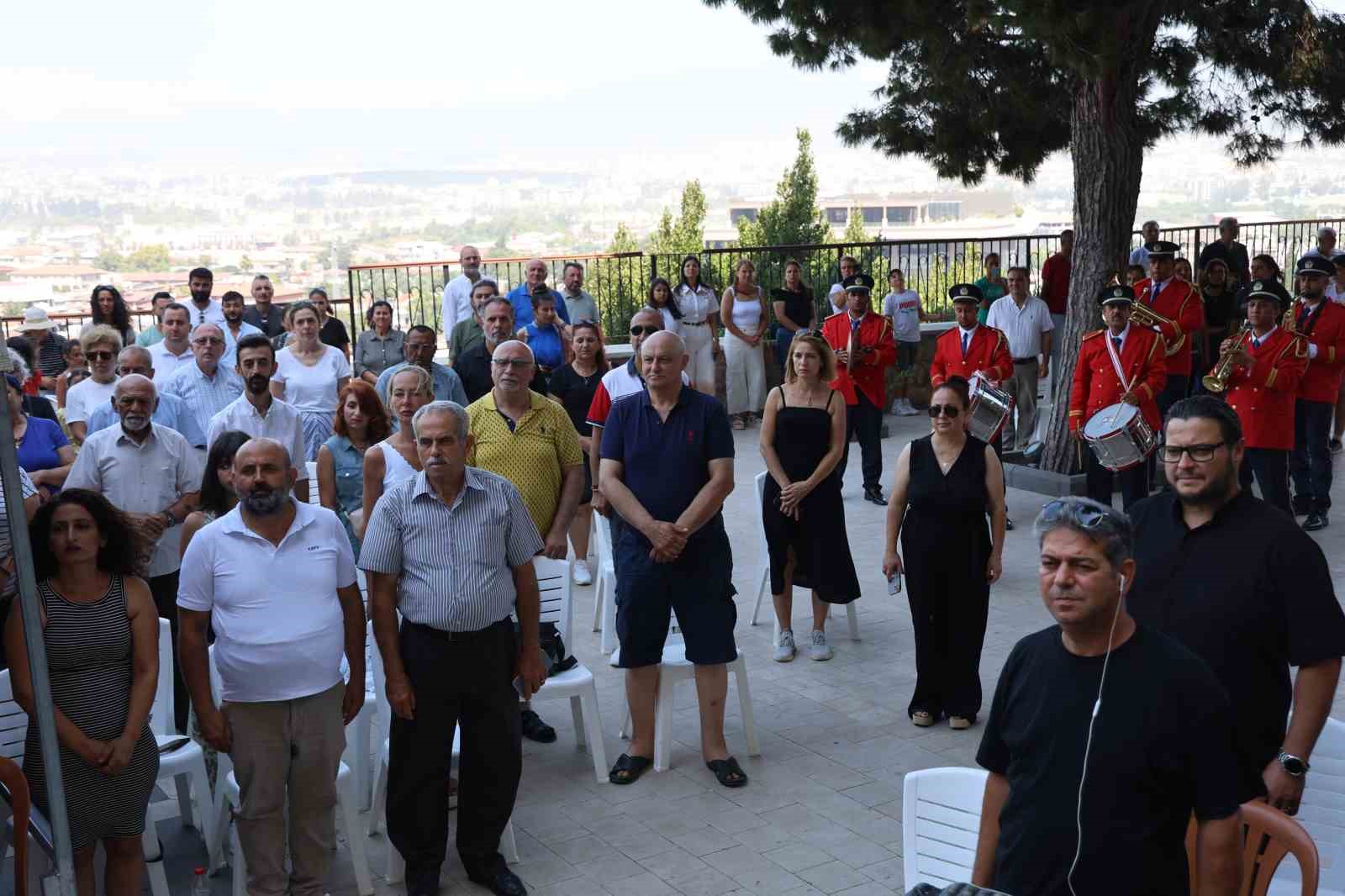 Mağara içindeki St. Pierre Kilisesi’nde bayram ayini
