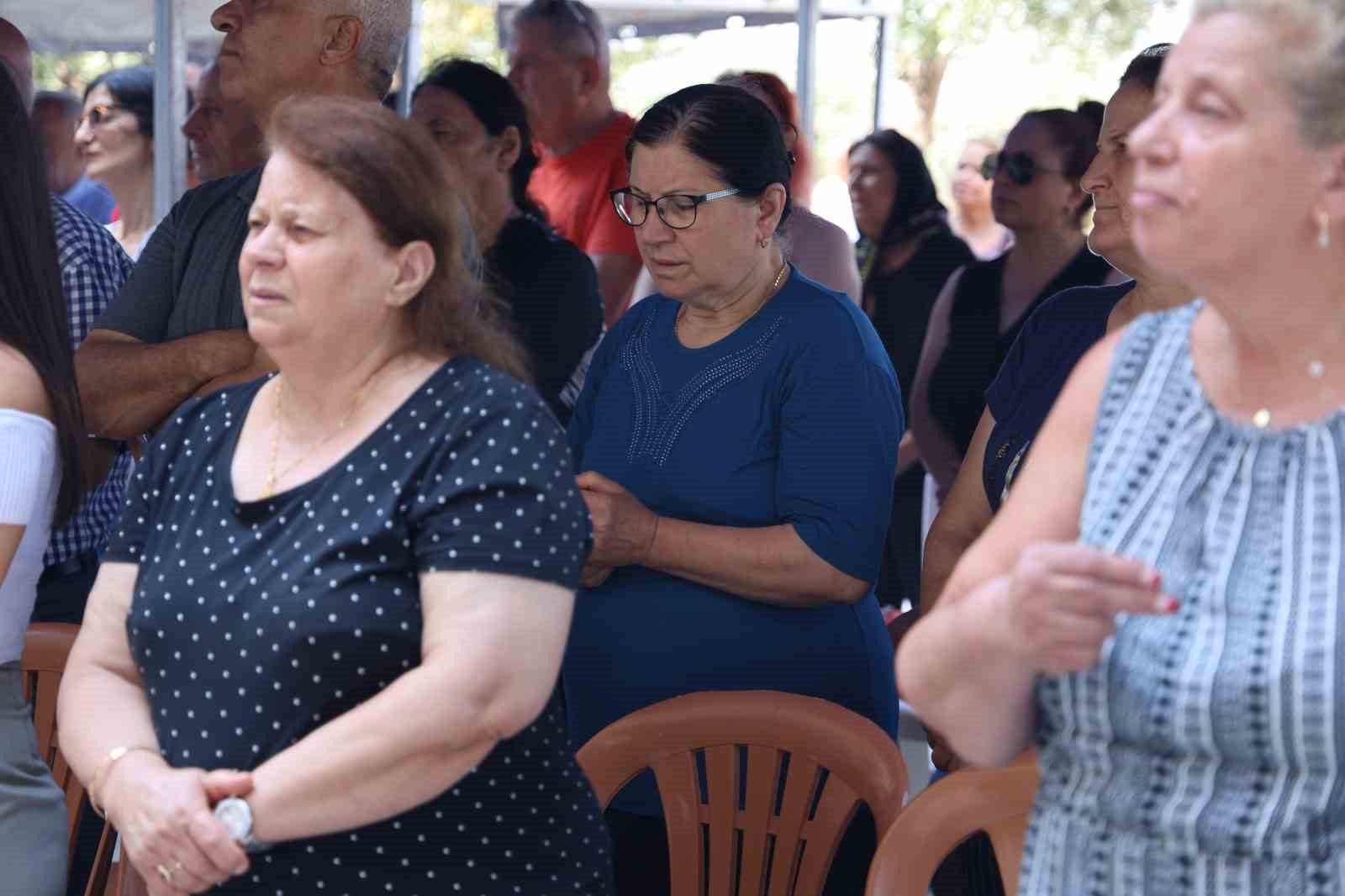 Mağara içindeki St. Pierre Kilisesi’nde bayram ayini
