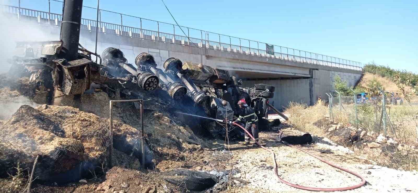 Şanlıurfa’da devrilen saman yüklü tır alev alev yandı
