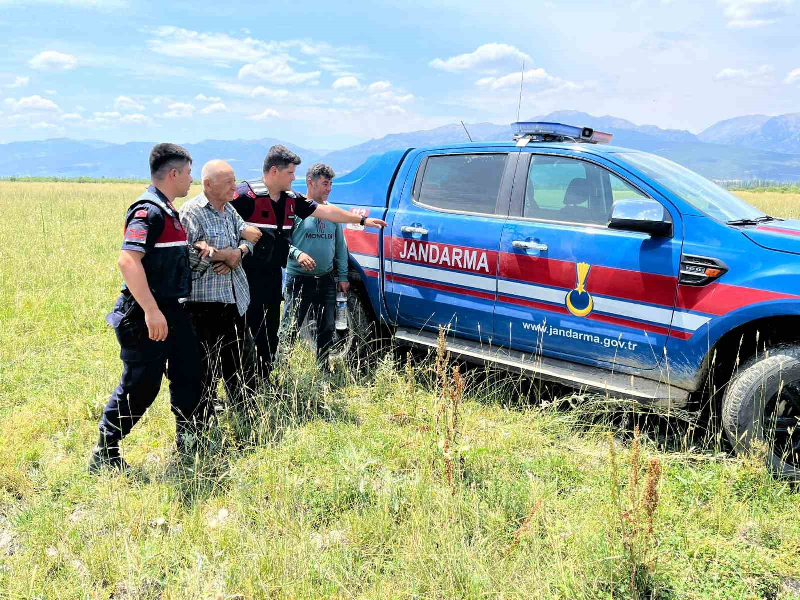 Kayıp olarak aranan 78 yaşındaki adamı jandarma buldu
