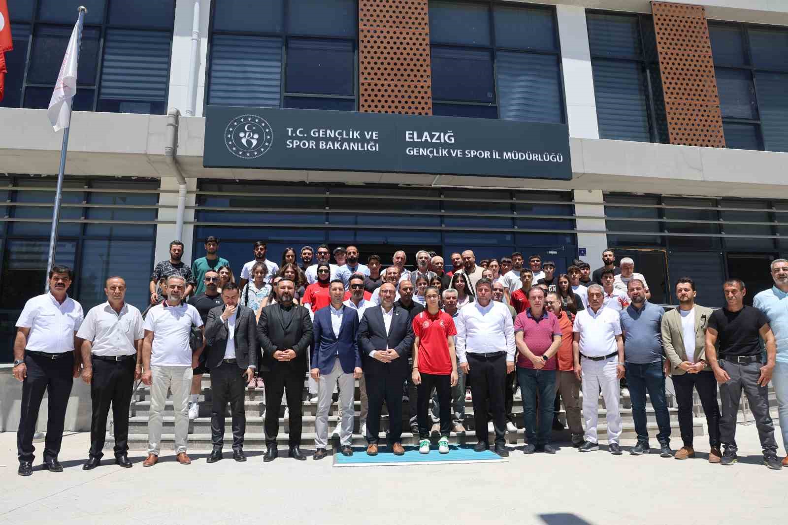 Elazığ protokolü, Atatürk Stadyumu’nu inceledi
