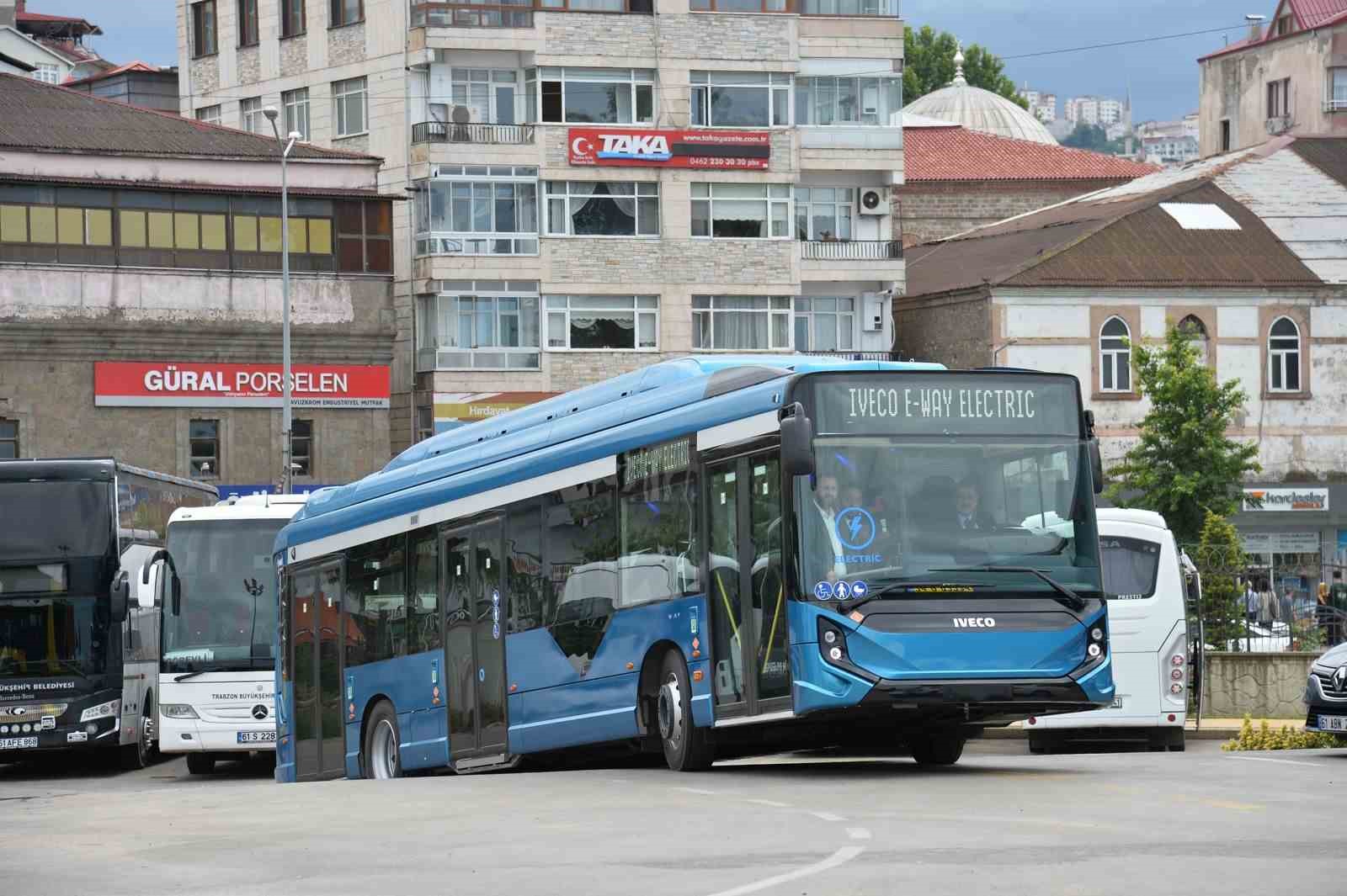 Başkan Genç, elektrikli otobüsü sürerek test etti
