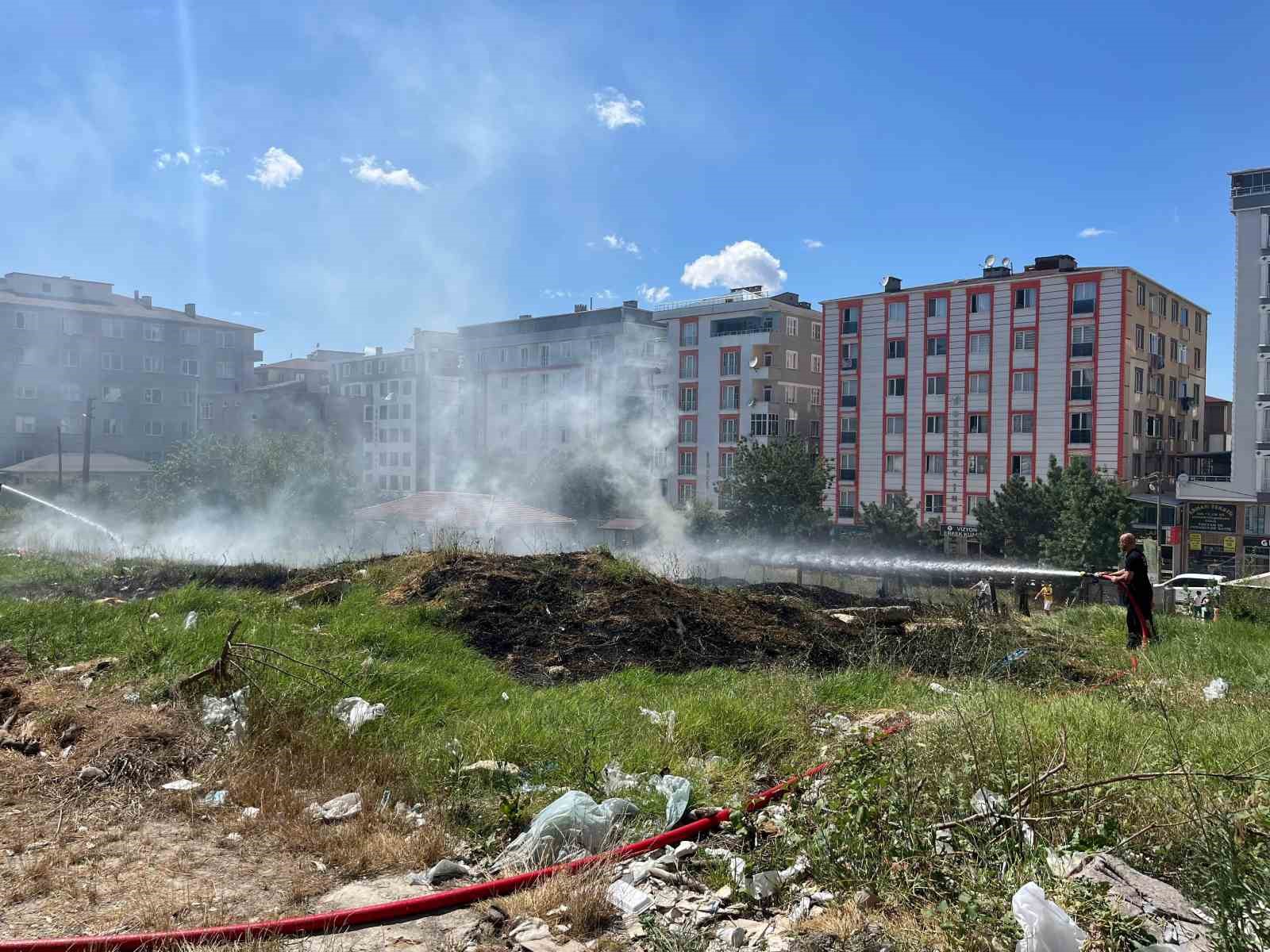 Boş arazide yangın çıktı
