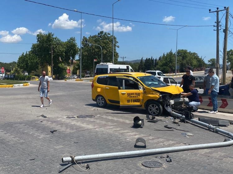 Gönen’de direksiyon başında rahatsızlanan sürücü faciaya sebep oldu
