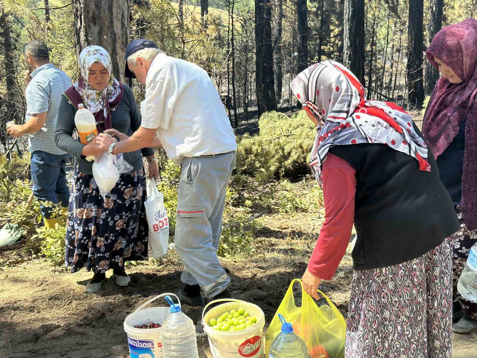 Orman yangınında yürekleri serinleten detay
