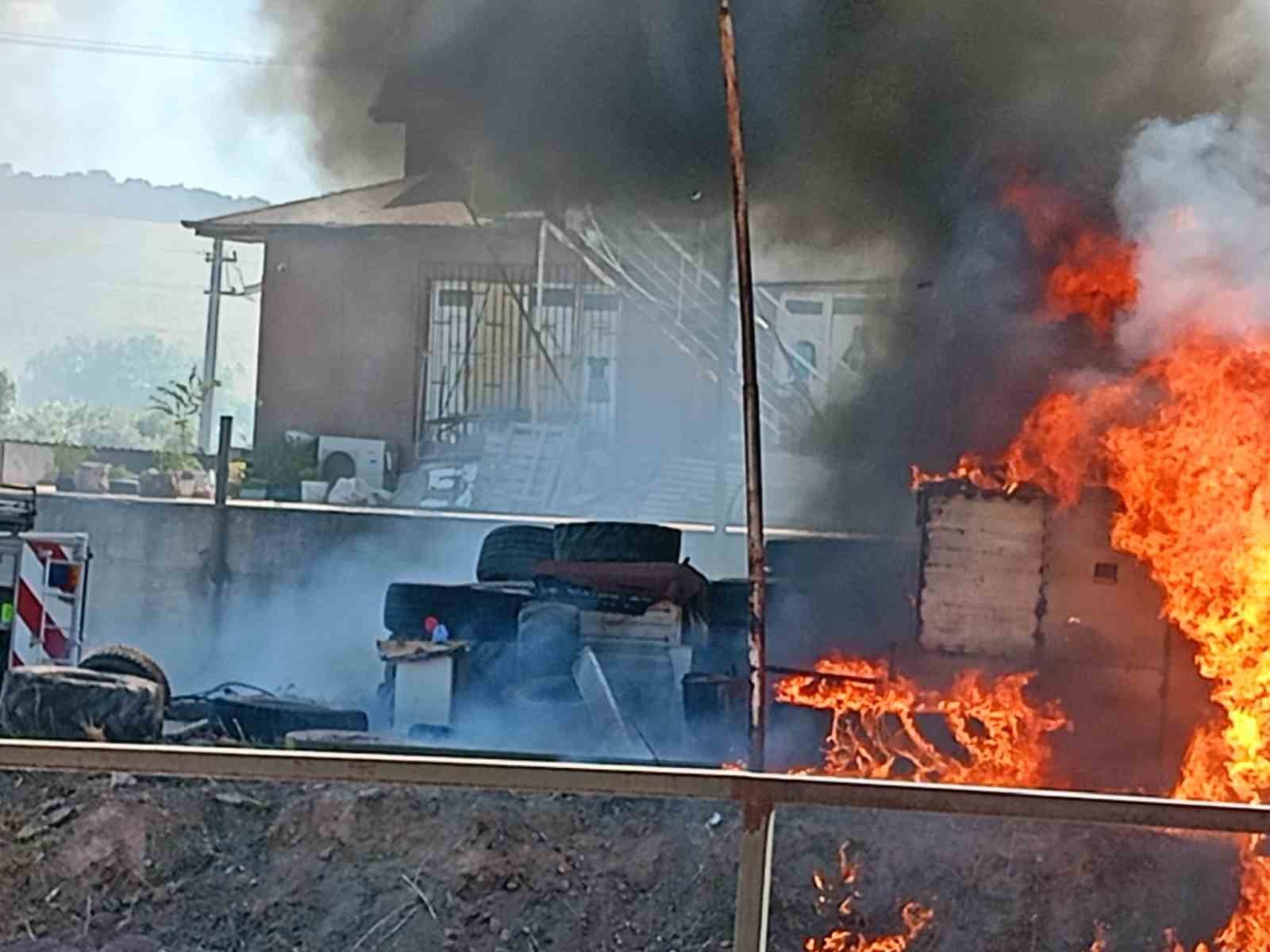 Yalova’da oto lastik dükkanı alevlere teslim oldu
