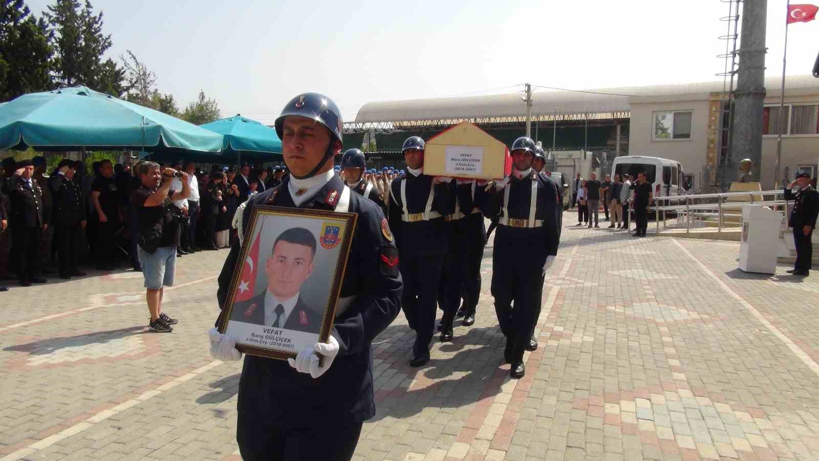 Mersin’de trafik kazasında hayatını kaybeden uzman çavuş için askeri tören düzenlendi
