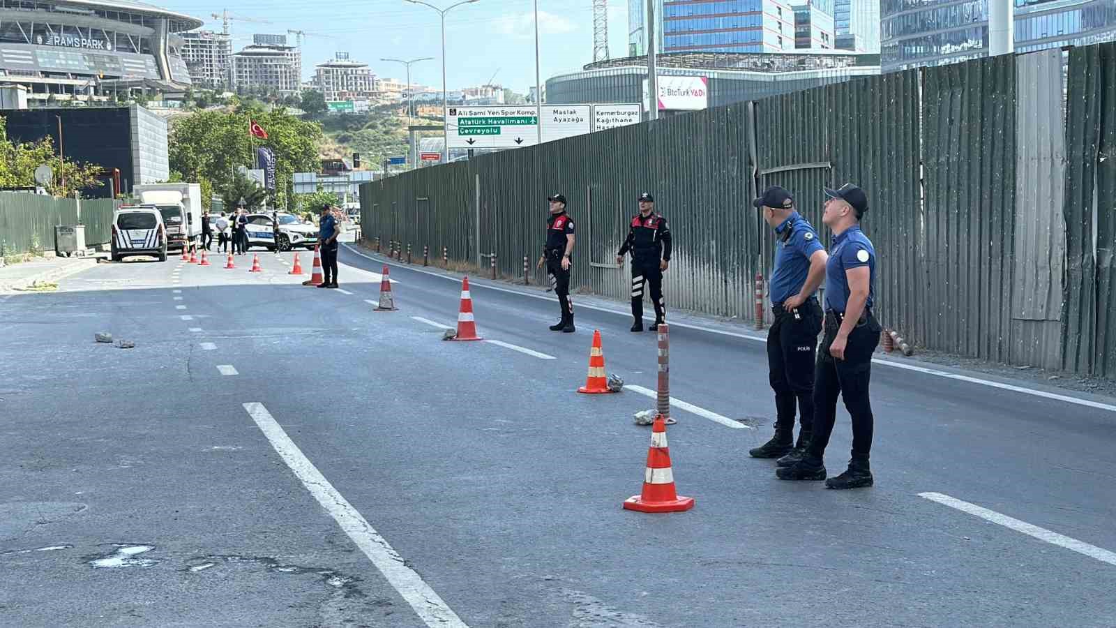 Ayazağa’da maaşlarını alamayan inşaat işçileri eylem yaptı
