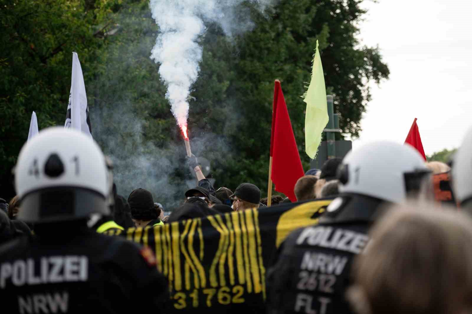 Almanya’da aşırı sağcı AfD karşıtı protestoya polis müdahalesi
