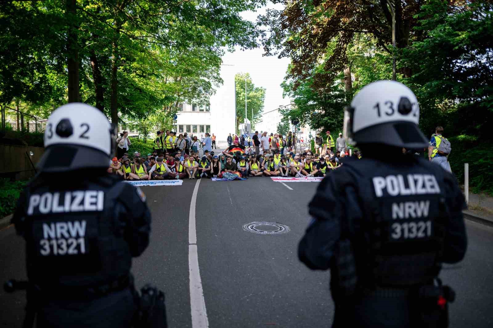 Almanya’da aşırı sağcı AfD karşıtı protestoya polis müdahalesi
