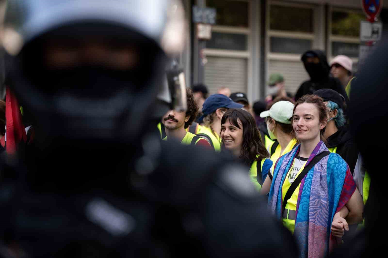 Almanya’da aşırı sağcı AfD karşıtı protestoya polis müdahalesi
