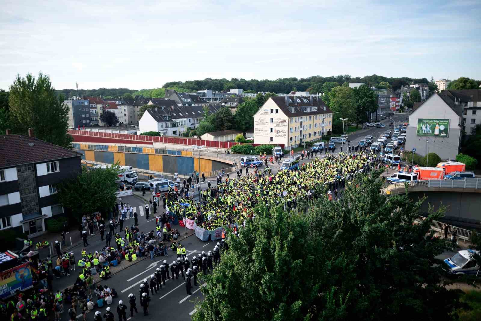 Almanya’da aşırı sağcı AfD karşıtı protestoya polis müdahalesi
