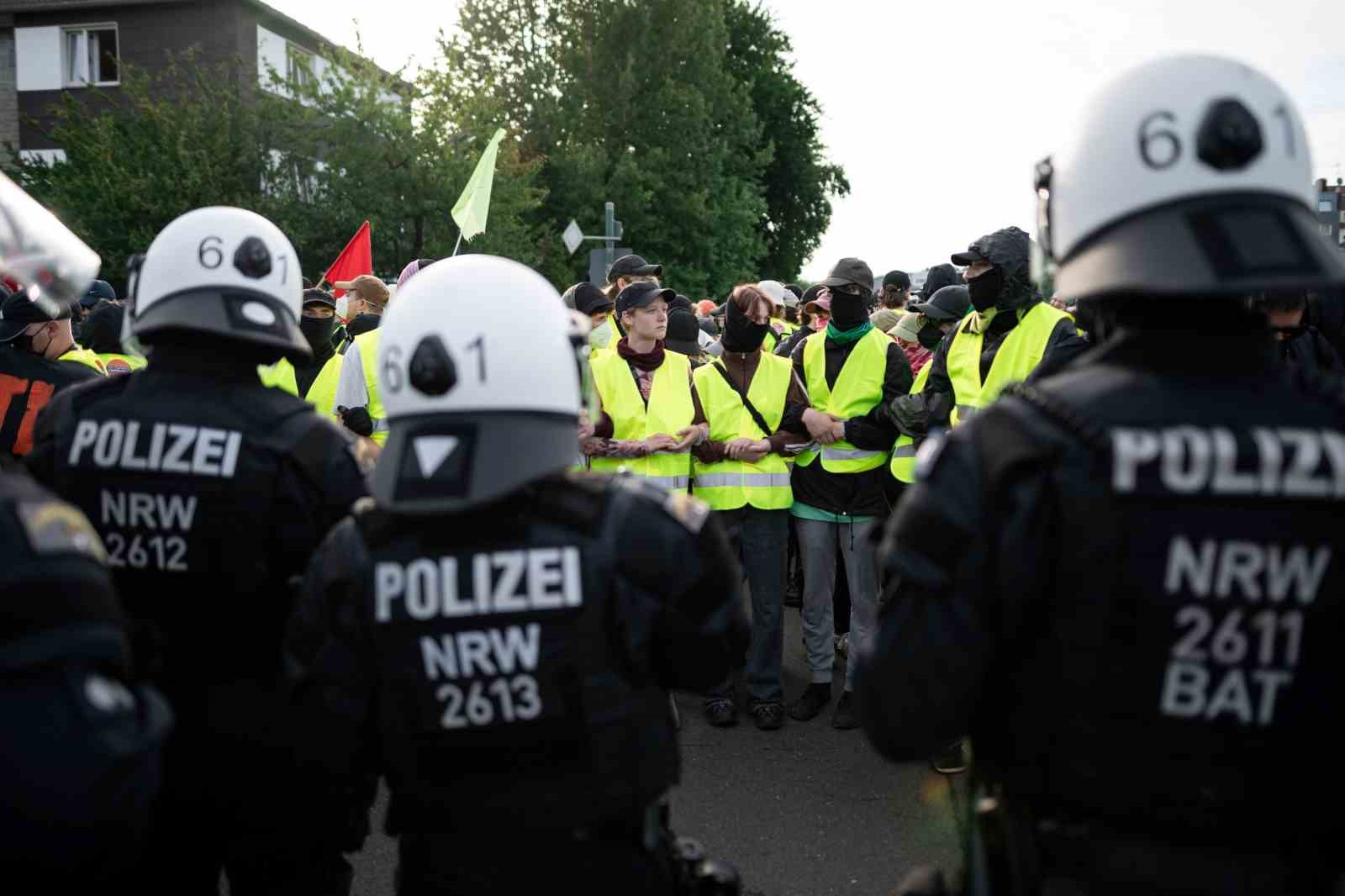 Almanya’da aşırı sağcı AfD karşıtı protestoya polis müdahalesi
