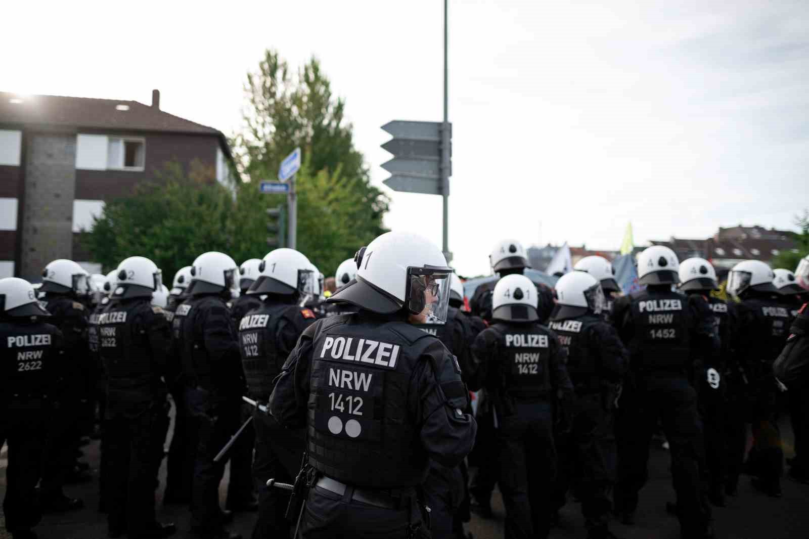 Almanya’da aşırı sağcı AfD karşıtı protestoya polis müdahalesi
