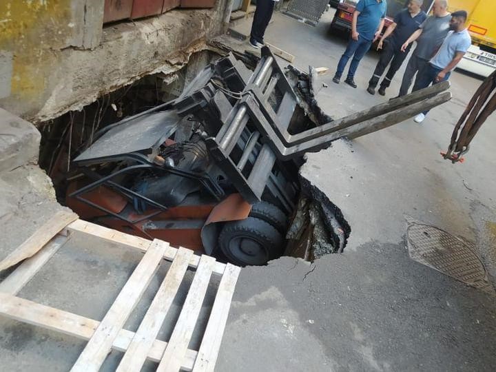 Bayrampaşa’da çukura düşen forklift vinç yardımıyla kurtarıldı
