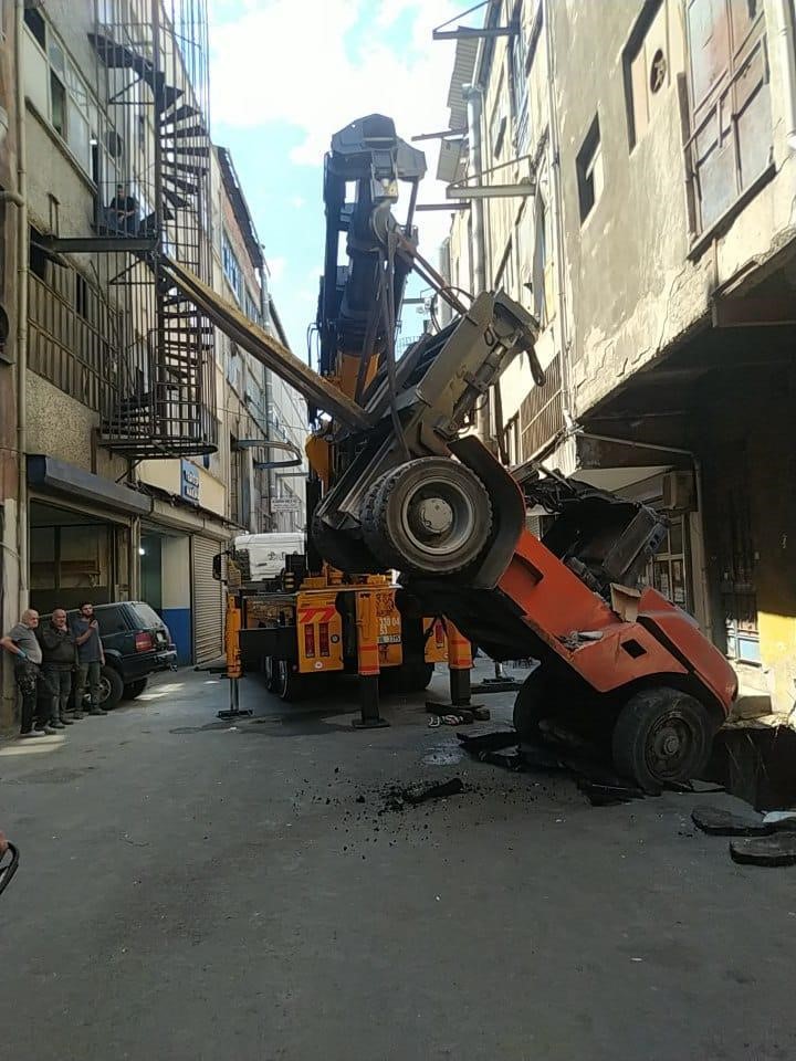 Bayrampaşa’da çukura düşen forklift vinç yardımıyla kurtarıldı
