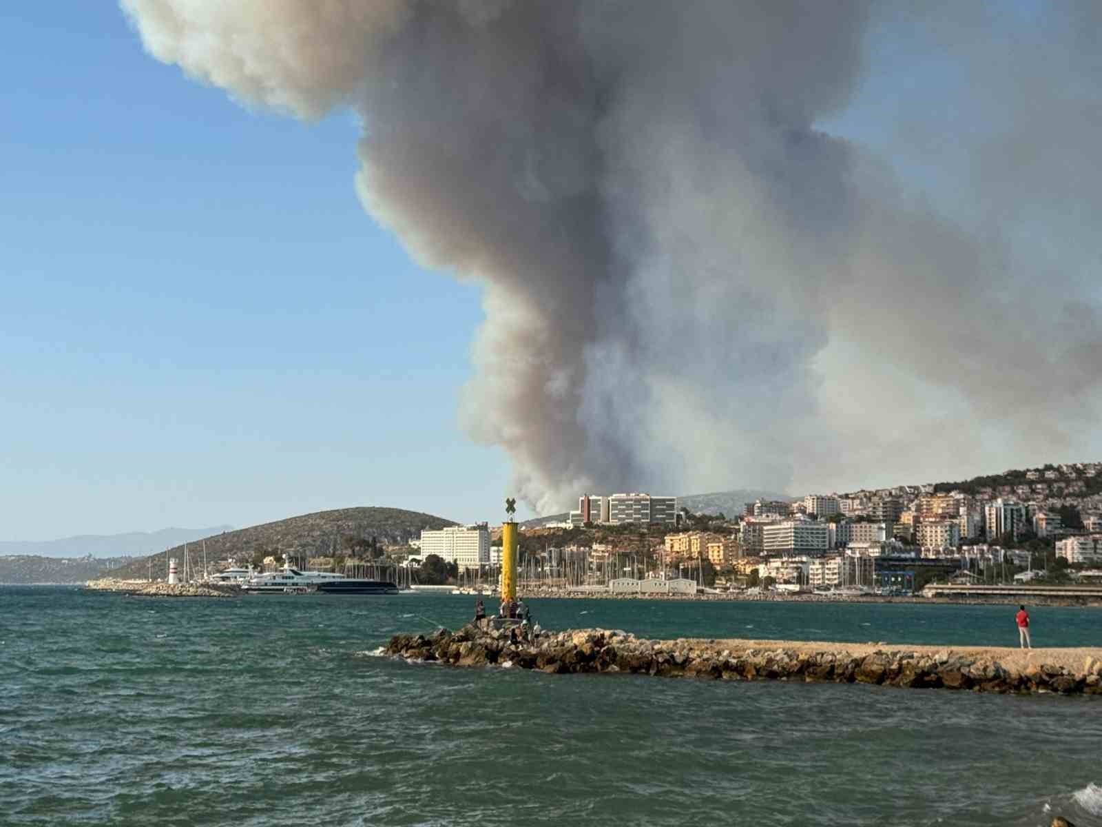 İzmir’deki orman yangını Kuşadası’nı duman bulutuna boğdu
