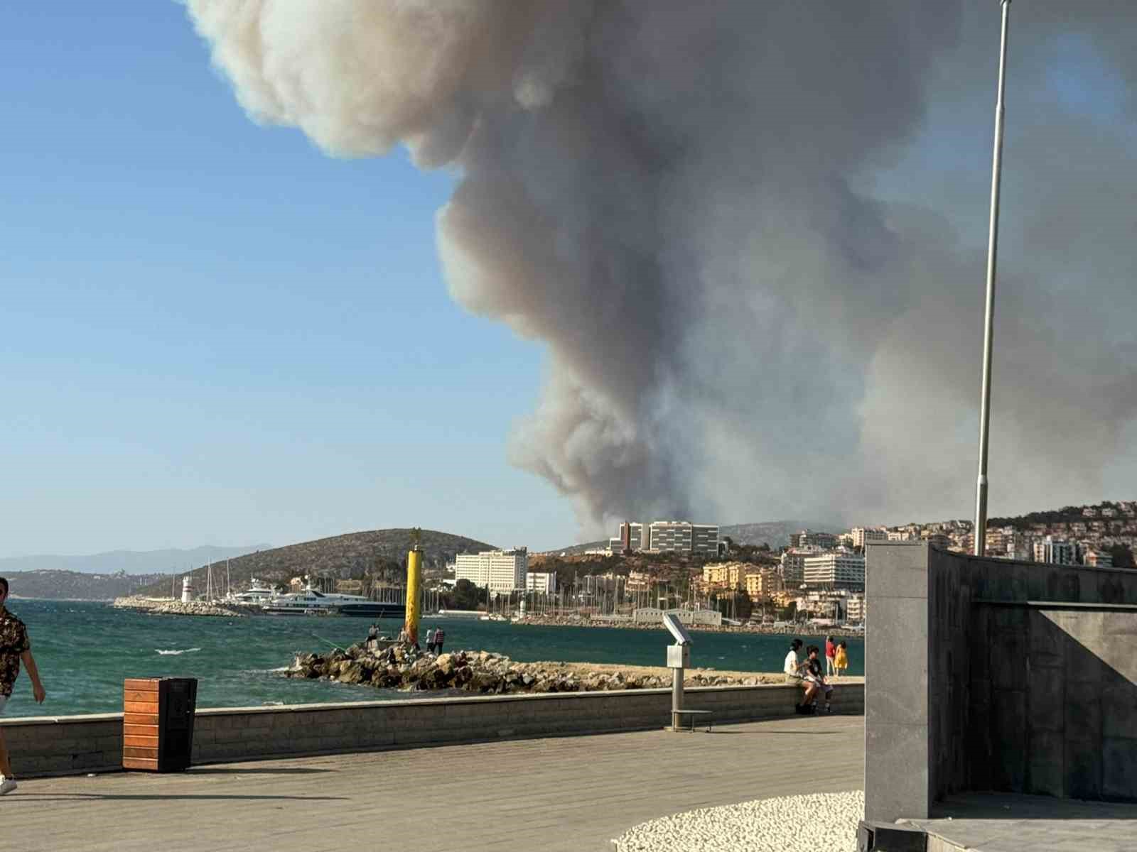 İzmir’deki orman yangını Kuşadası’nı duman bulutuna boğdu
